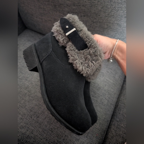 UGG Bodie Genuine Shearling Cuff Boot - Picture 5 of 7